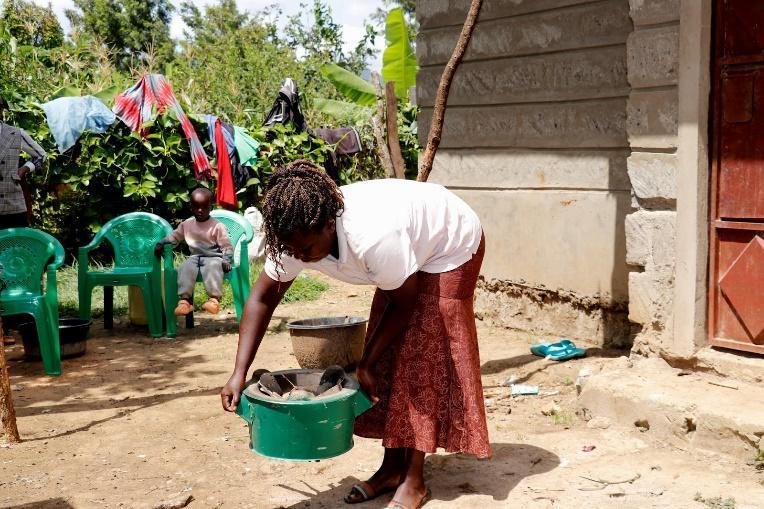Bénéficiaire utilisant un foyer de cuisson amélioré