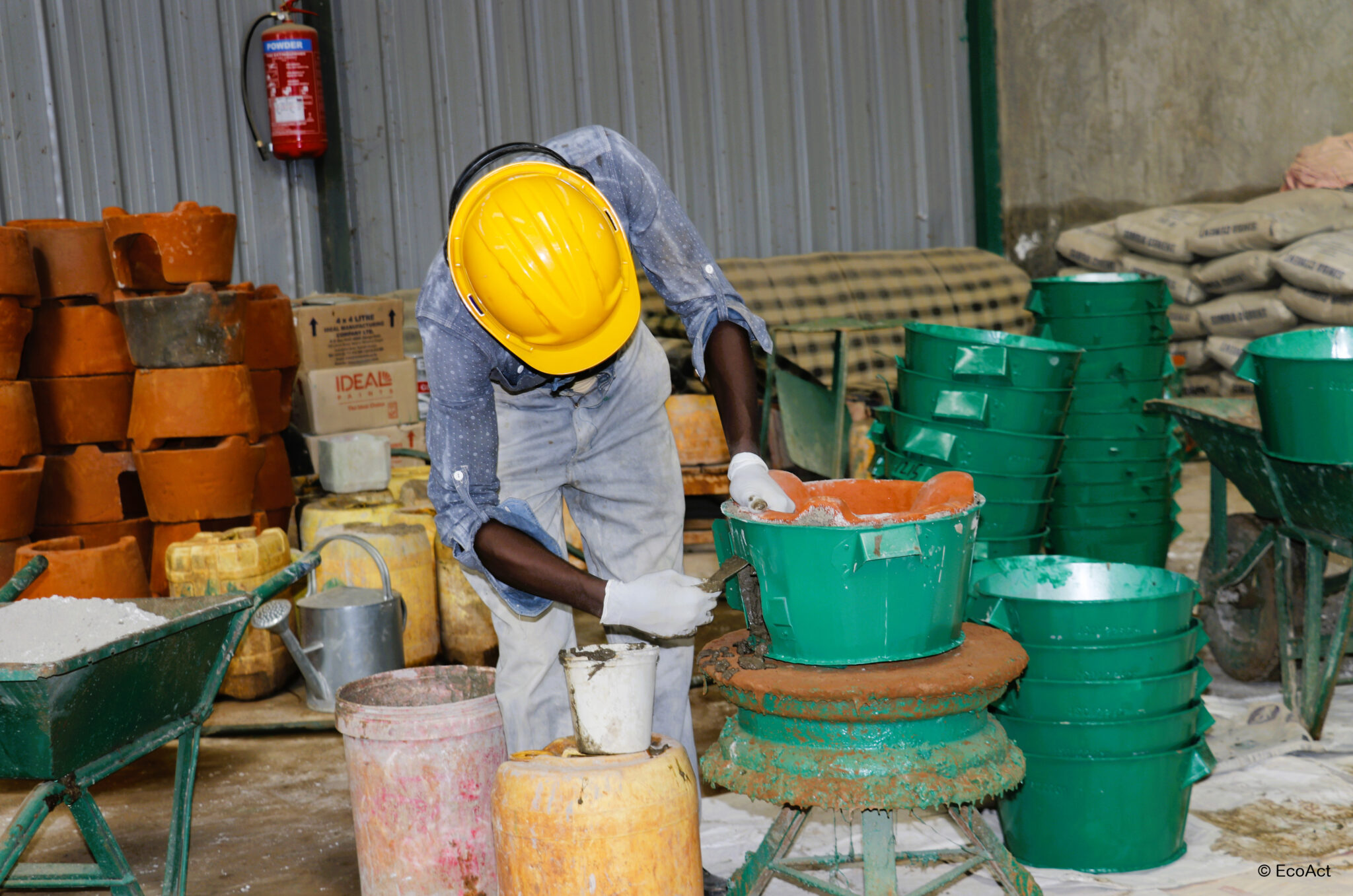 Fabrication des foyers de cuisson à l'usine Stelosy (Chuka, Kenya)